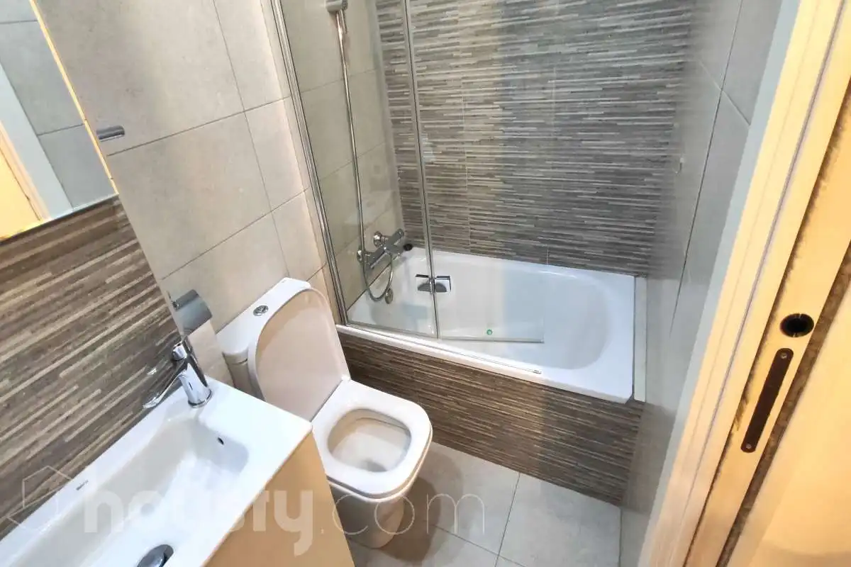 Bathroom of Flat for rent in Madrid  with Air Conditioner, Terrace and Furnished