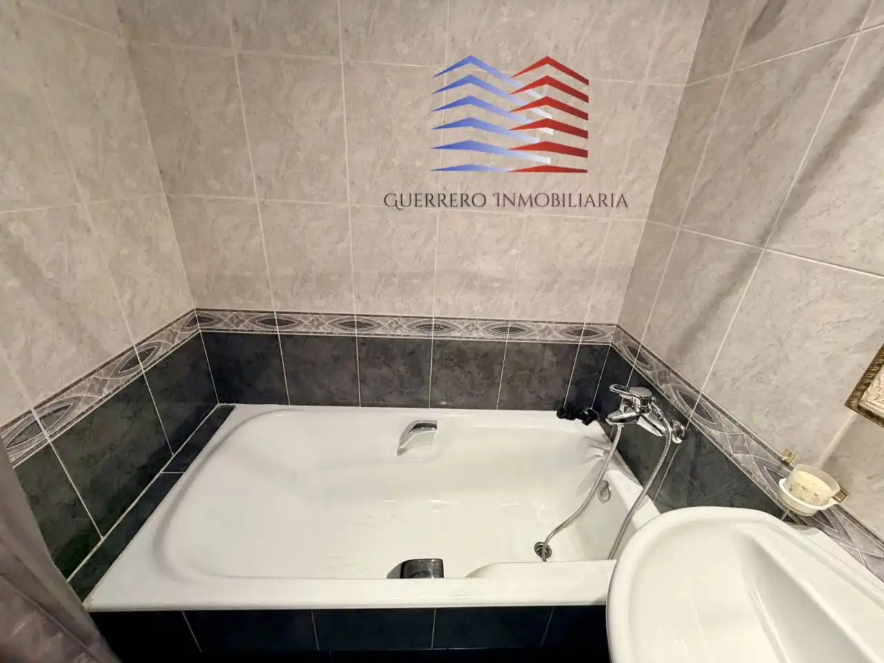 Bany de Apartament de lloguer en Ourense Capital  amb Calefacció, Parquet i Terrassa