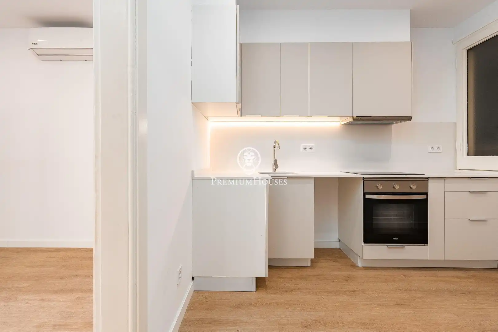 Kitchen of Apartments for sale in Barcelona  with Parquet flooring