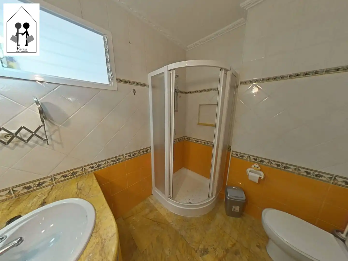 Bathroom of Flat for sale in Sevilla  with Air Conditioner, Heating and Furnished