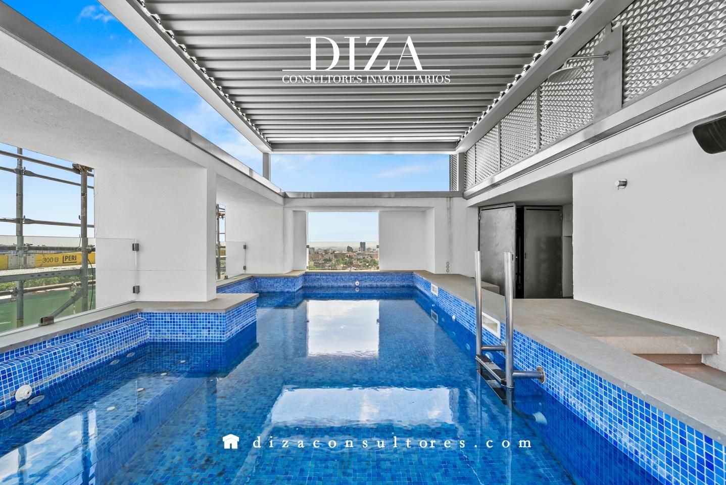Piscina de Dúplex en venda en  Madrid Capital