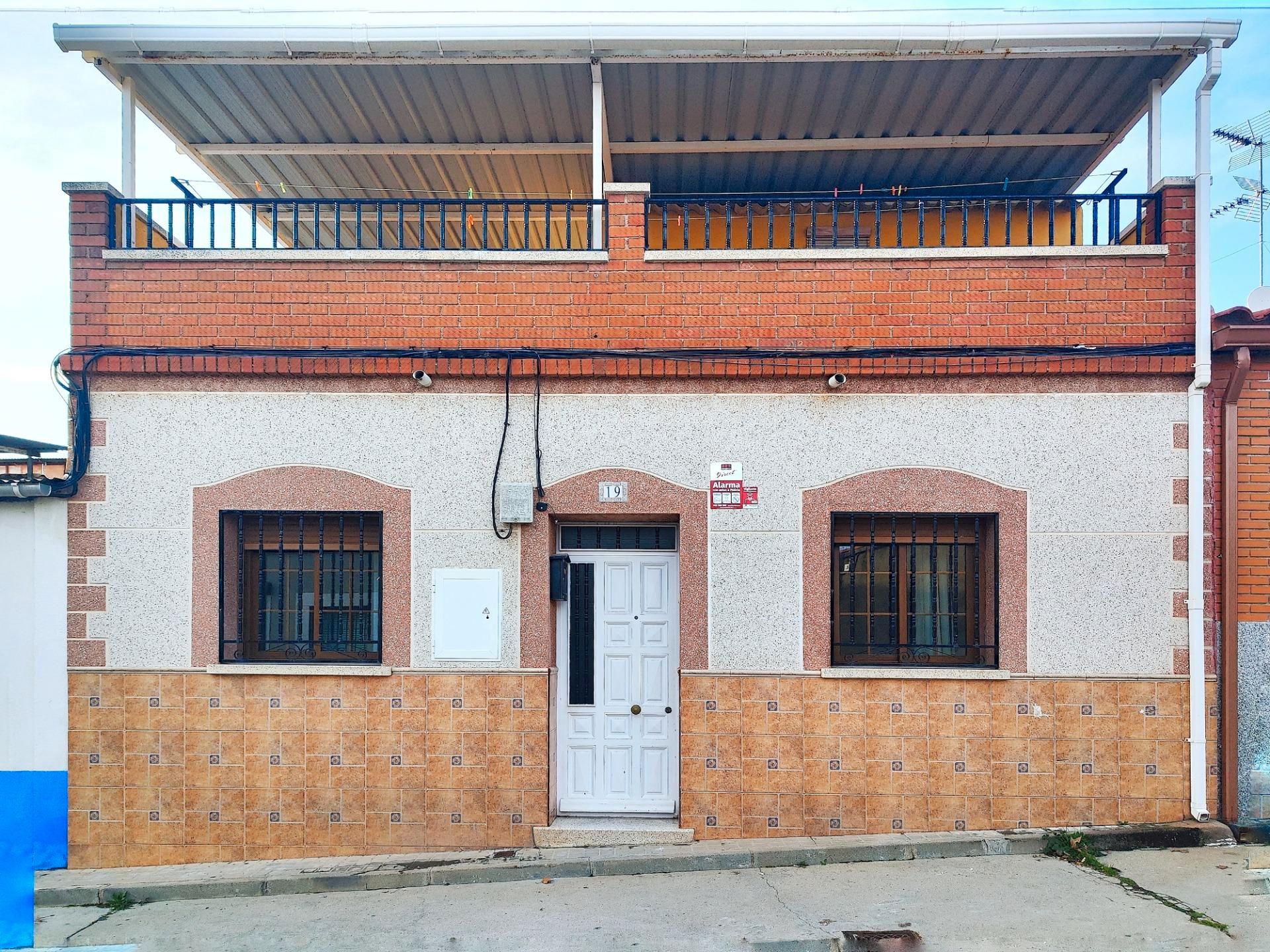 Vista exterior de Casa o xalet en venda en Puertollano amb Aire condicionat, Terrassa i Traster