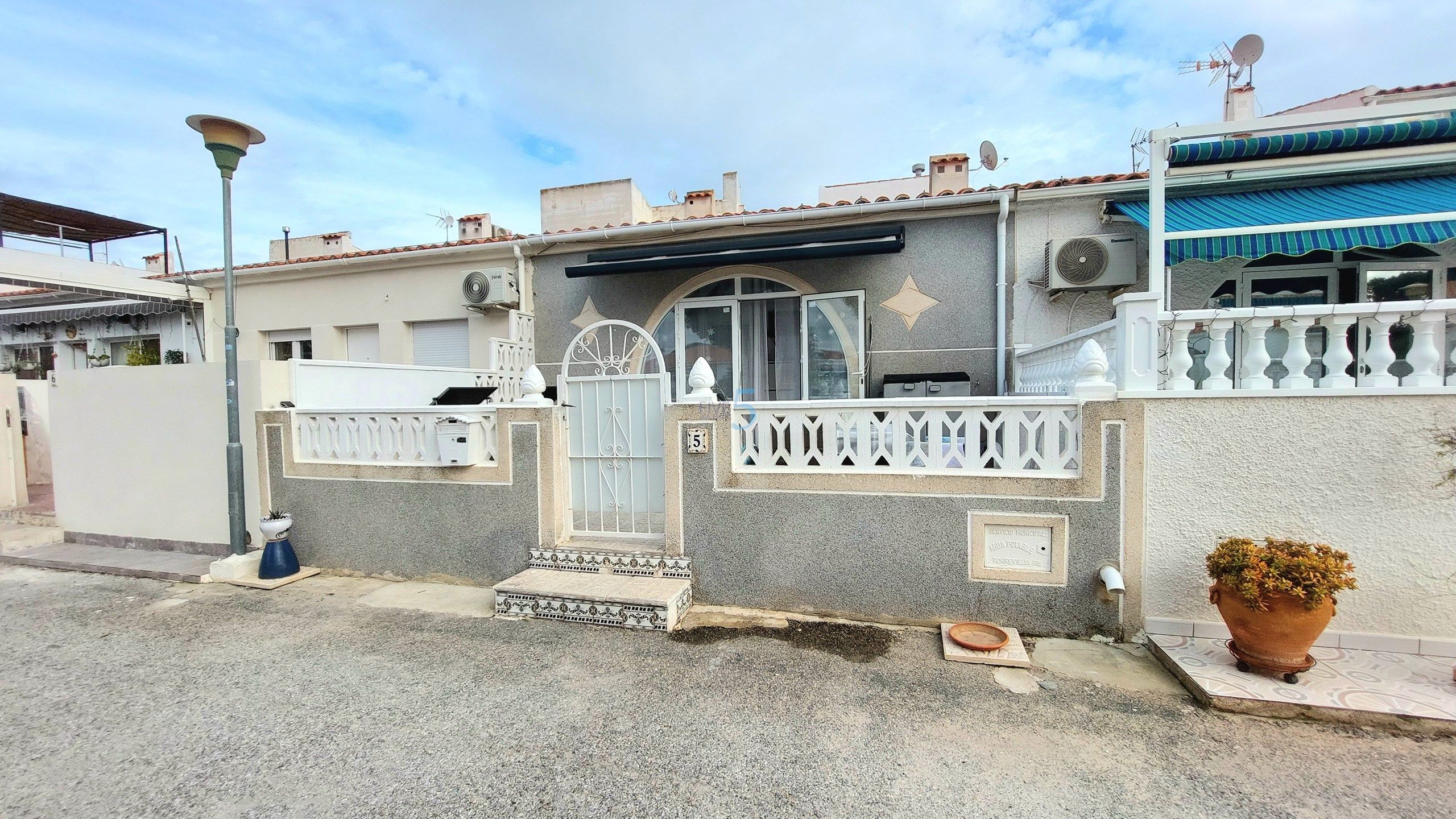 Vista exterior de Casa o xalet en venda en Torrevieja amb Terrassa, Traster i Moblat