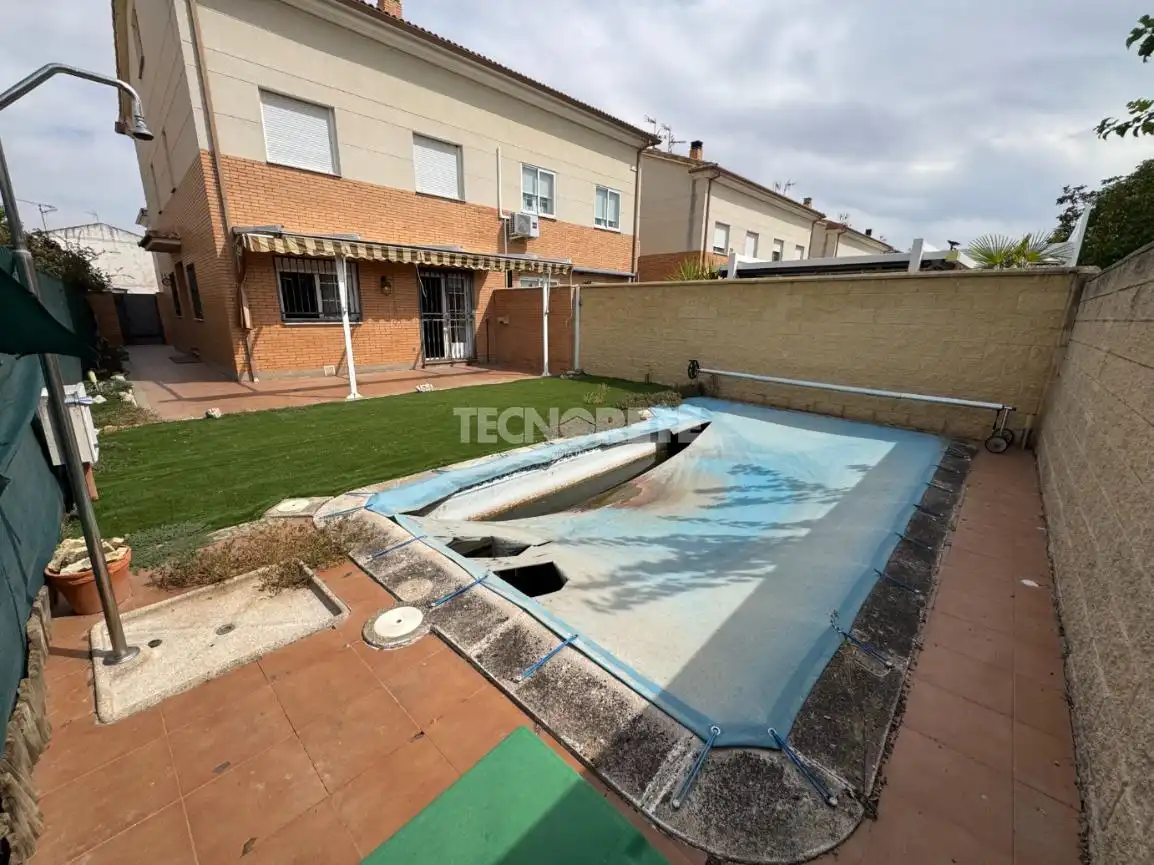 Casa aparellada amb terrassa en venda a Yunquera de Henares, imagen 50