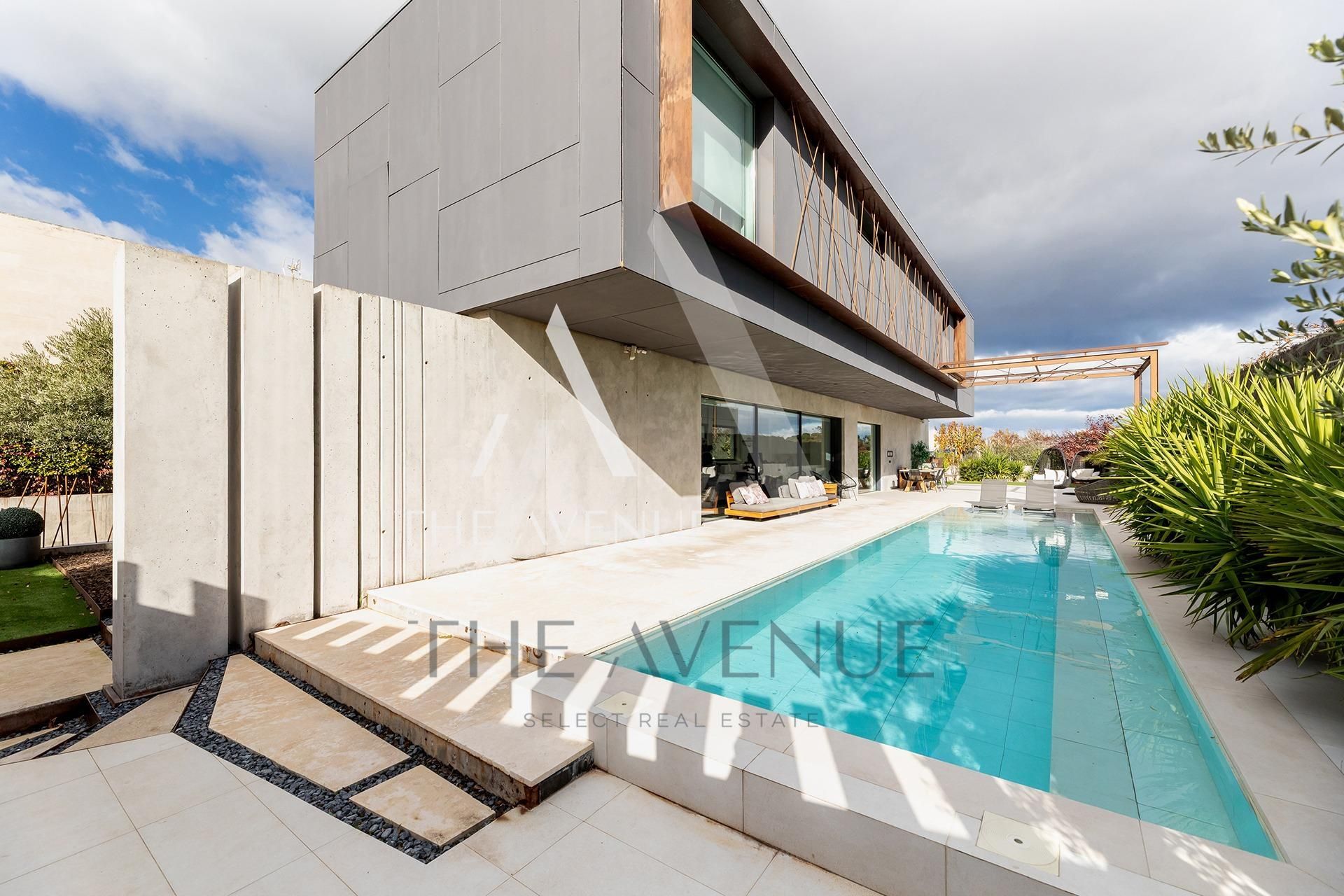 Vista exterior de Casa o xalet en venda en Boadilla del Monte amb Jardí privat, Terrassa i Piscina