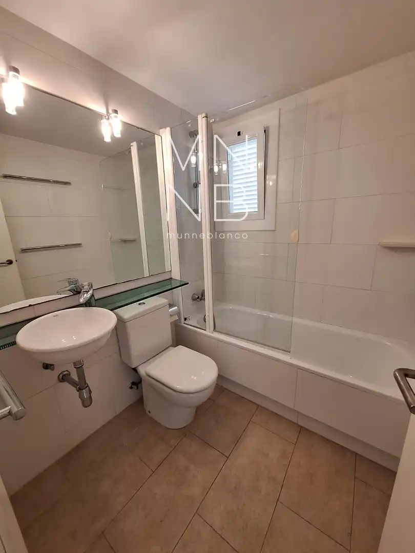Badezimmer von Dachboden zum Verkauf in Sant Vicenç de Montalt mit Klimaanlage, Heizung und Terrasse
