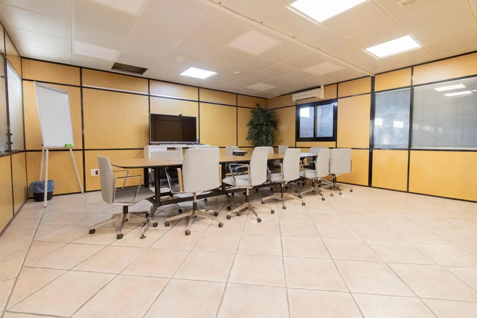 Büro zur Miete in Museros mit Klimaanlage und Möbliert