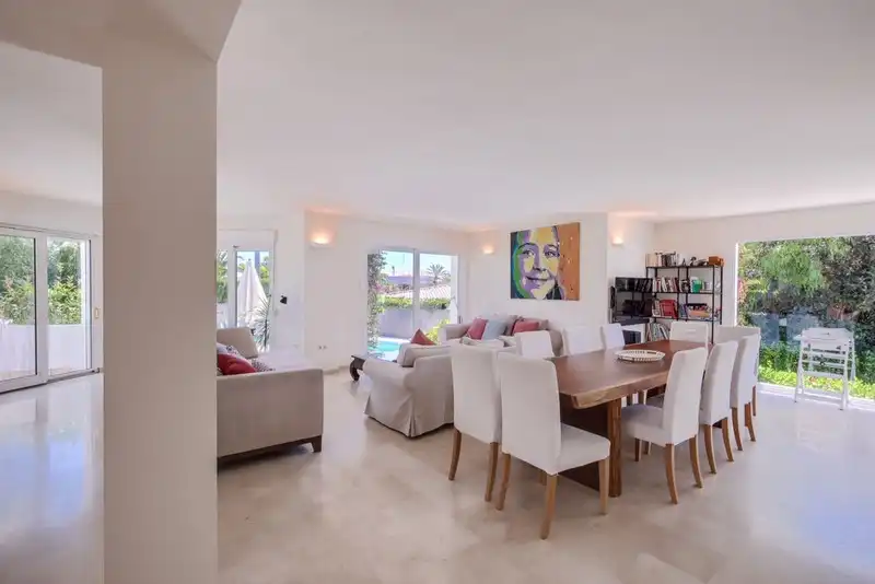 Menjador de Casa o xalet de lloguer en Marbella amb Aire condicionat, Jardí privat i Terrassa