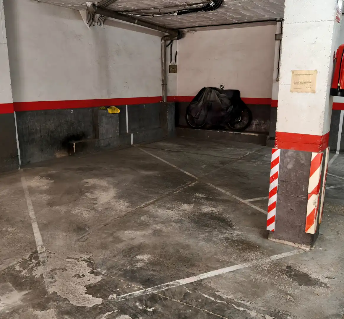 Garage for rent in Carrer de Salvà, El Poble Sec - Parc de Montjuïc