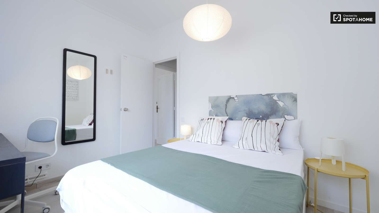 Bedroom of Flat to share in  Barcelona Capital  with Air Conditioner, Heating and Terrace