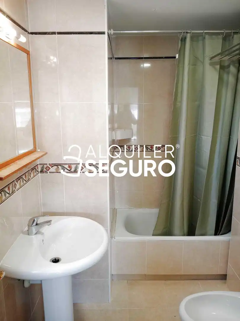 Bathroom of Flat for rent in Valladolid  with Heating, Swimming Pool and Furnished