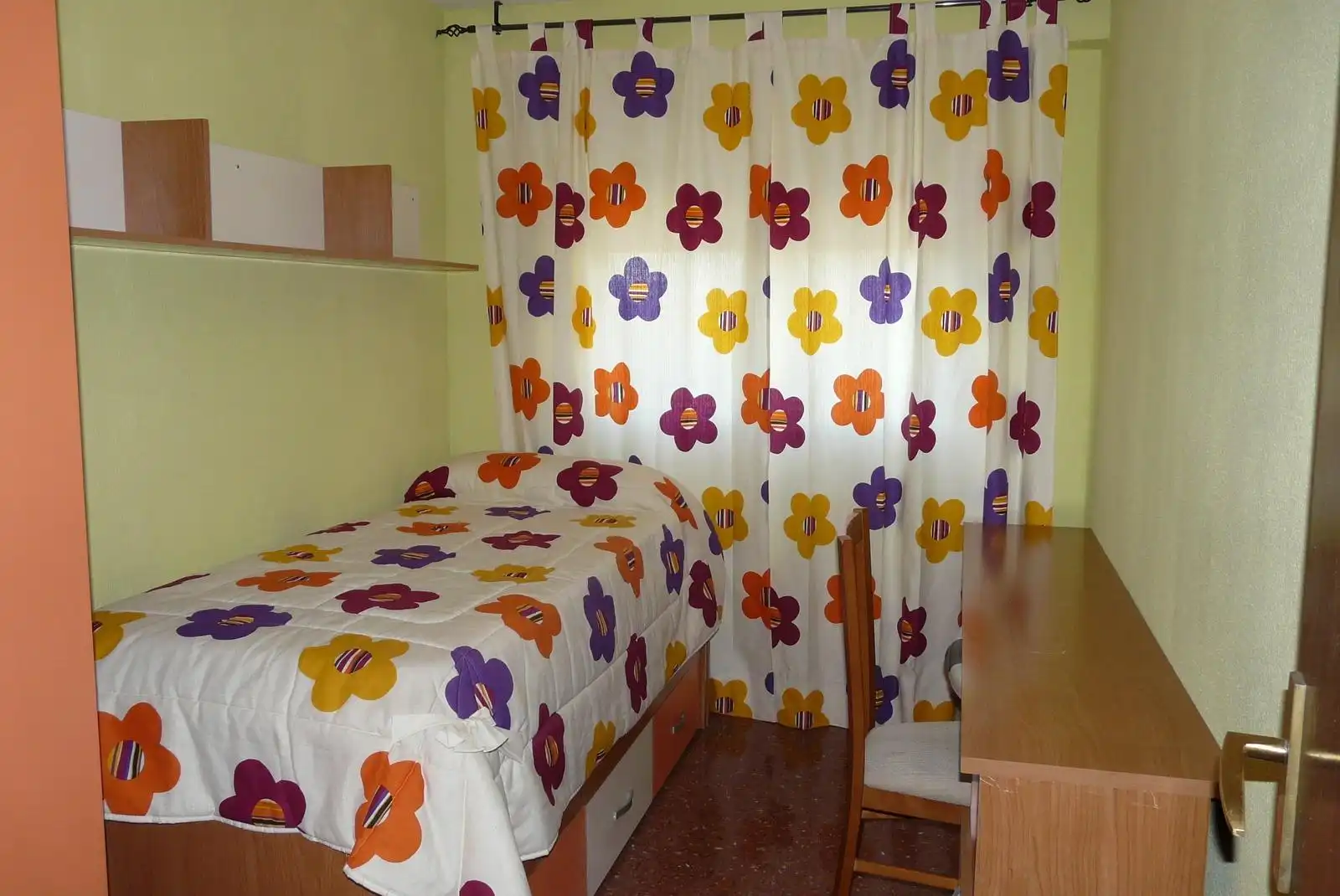 Dormitori de Àtic de lloguer en Granada amb Terrassa i Moblat