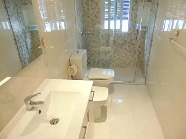 Bathroom of Flat for sale in Granada  with Terrace and Furnished