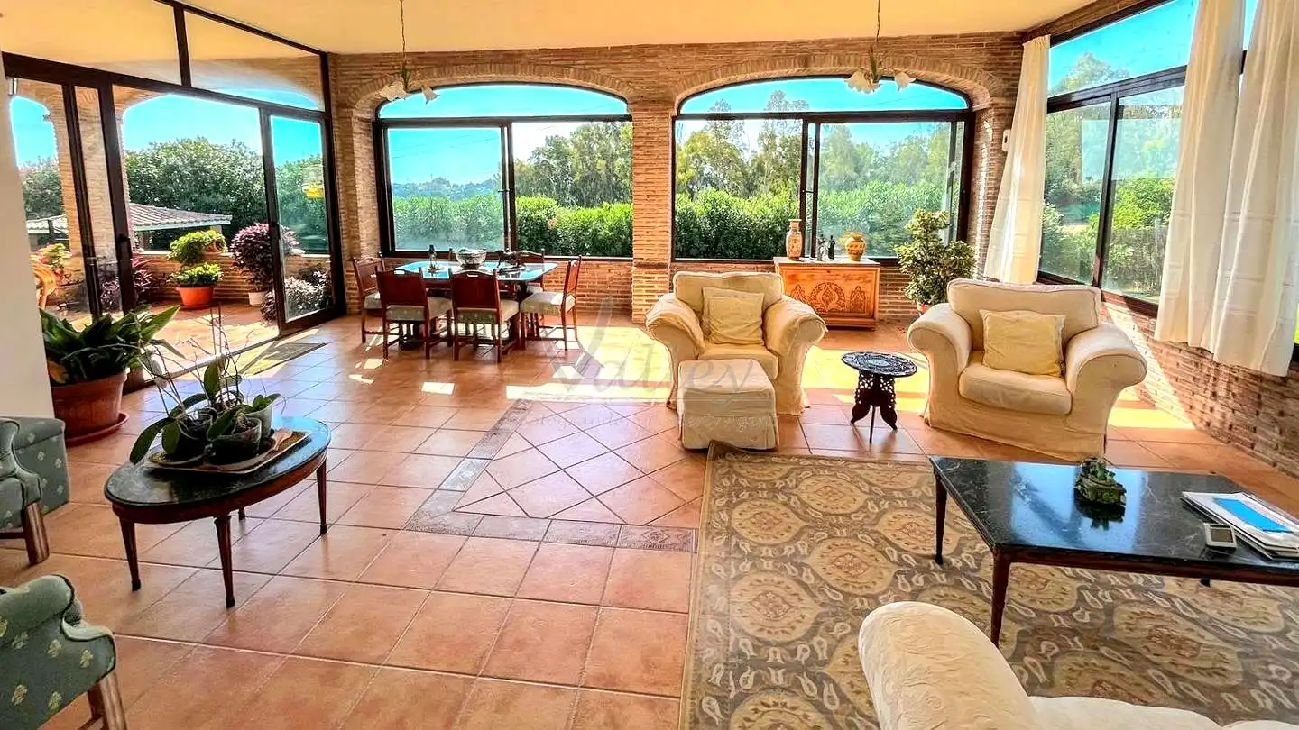 Sala d'estar de Finca rústica en venda en Estepona amb Jardí privat, Terrassa i Traster