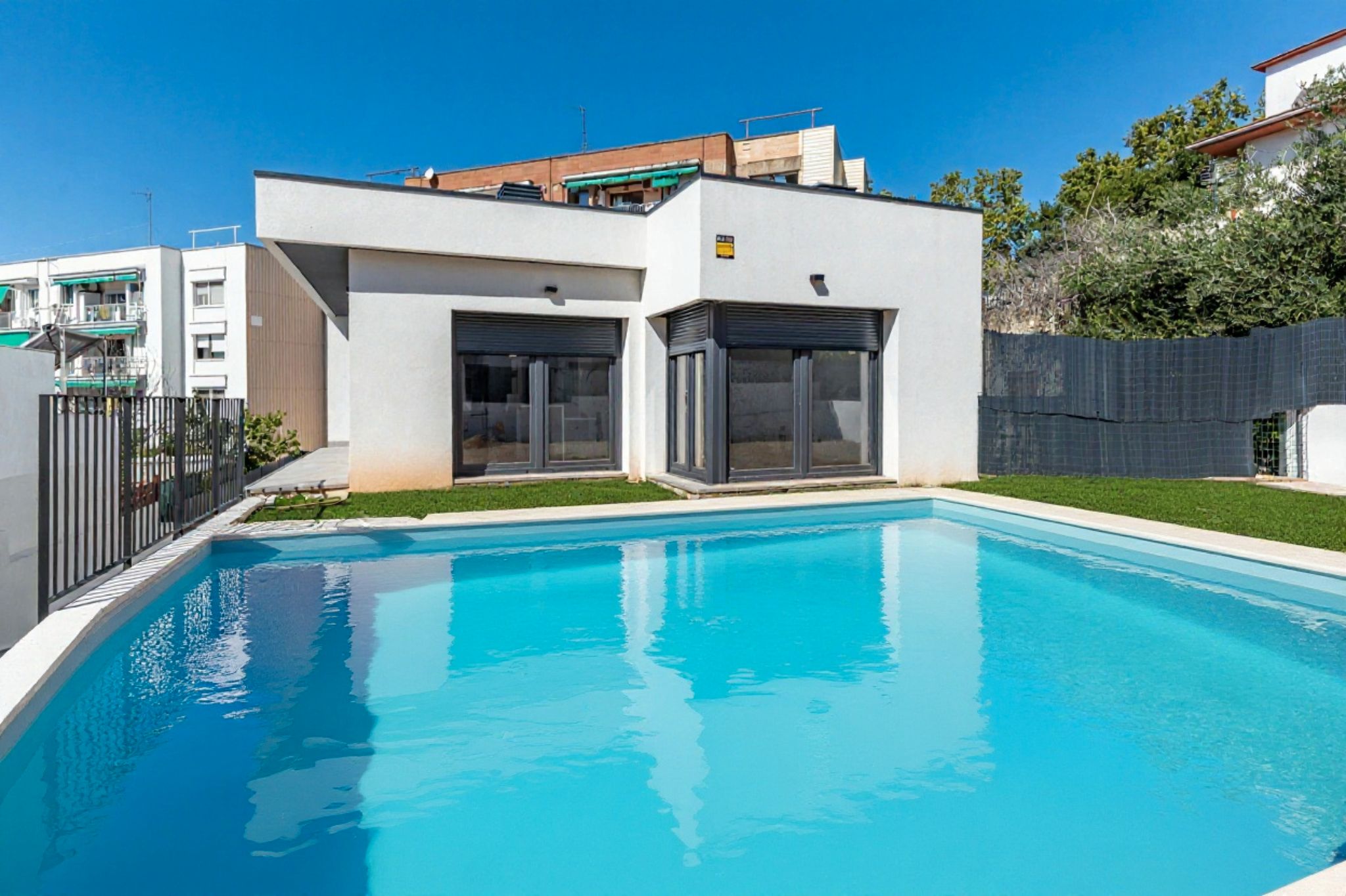 Piscina de Casa o xalet en venda en Cerdanyola del Vallès amb Aire condicionat, Calefacció i Jardí privat