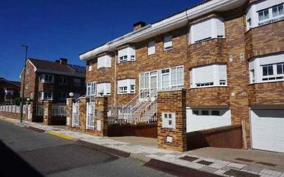 Vista exterior de Casa adosada en venda en Santa Marta de Tormes amb Calefacció, Moblat i Forn