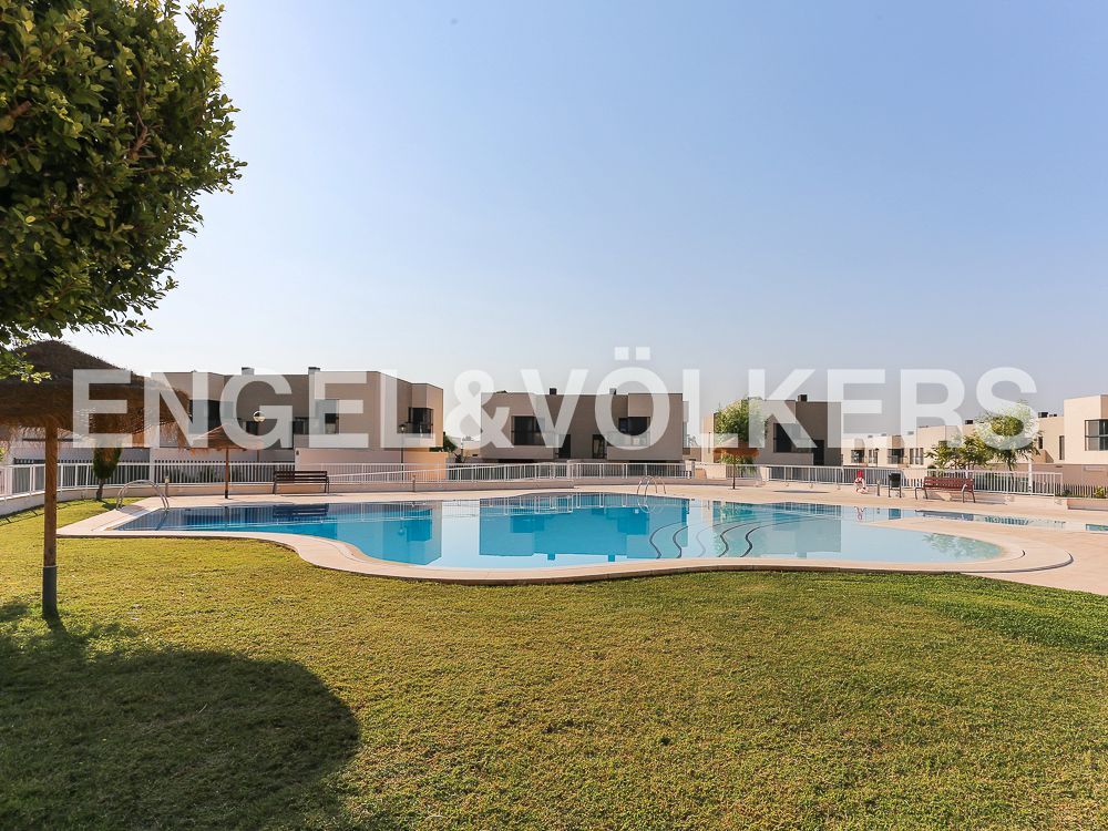 Swimming pool of House or chalet to rent in Paterna  with Air Conditioner, Heating and Private garden