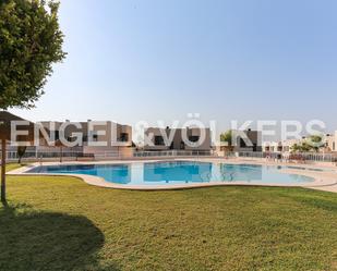 Piscina de Casa o xalet de lloguer en Paterna amb Aire condicionat, Calefacció i Jardí privat