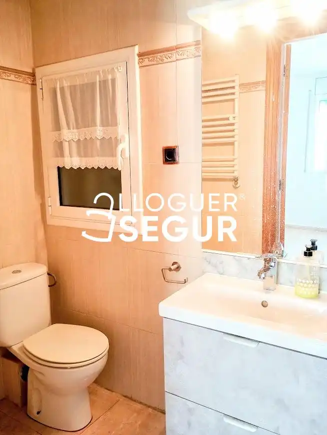Baño de Piso de alquiler en Cornellà de Llobregat con Calefacción