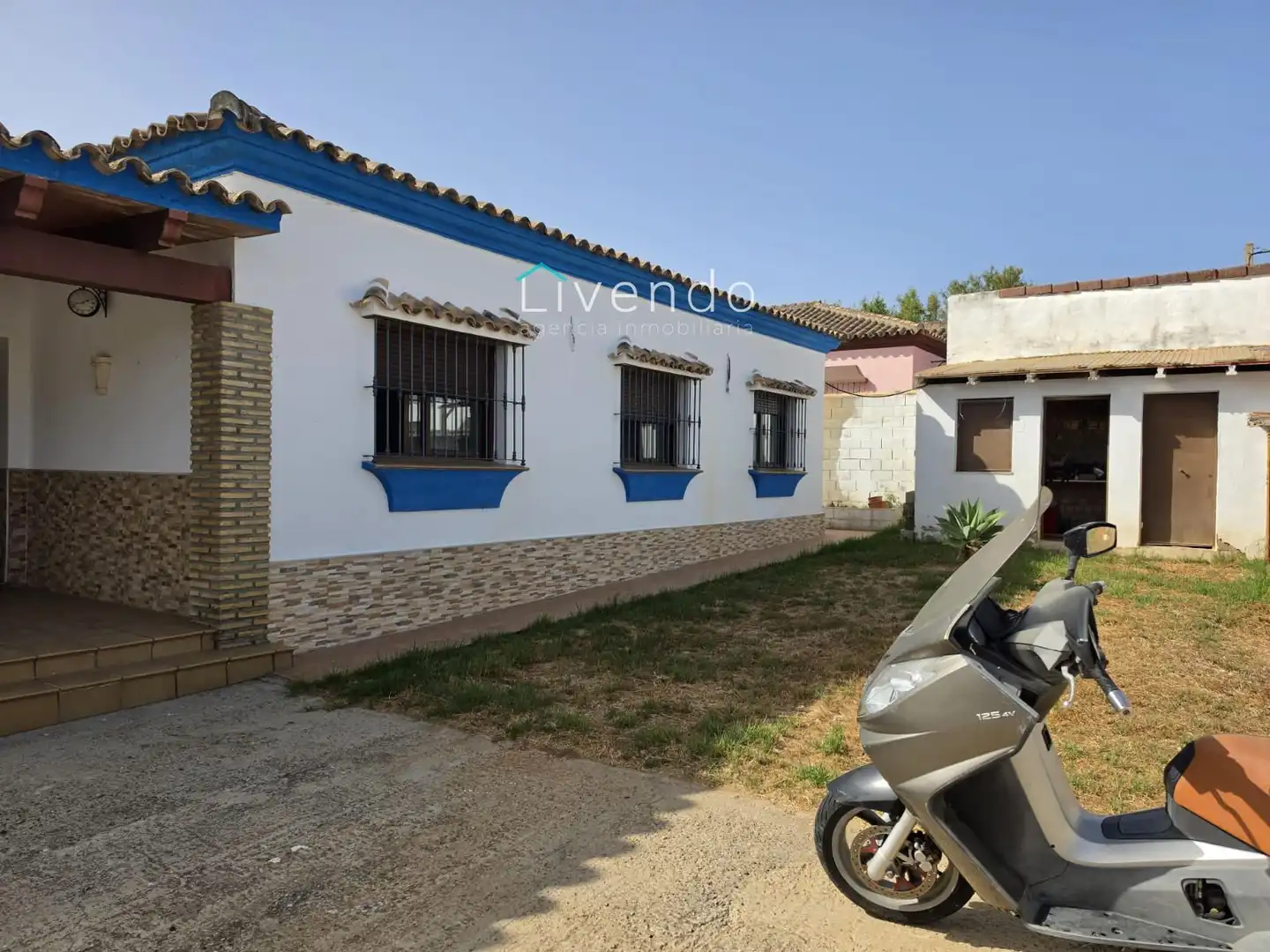 Vista exterior de Casa o xalet en venda en Chiclana de la Frontera amb Aire condicionat, Terrassa i Traster