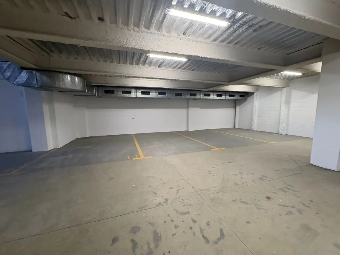 Parkplatz von Fabrikhallen zur Miete in Badalona mit Alarm