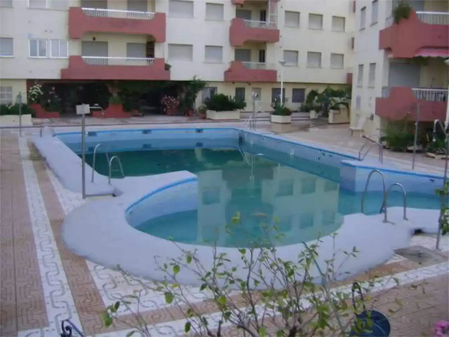 Piscina de Pis de lloguer en Motril amb Aire condicionat, Traster i Moblat