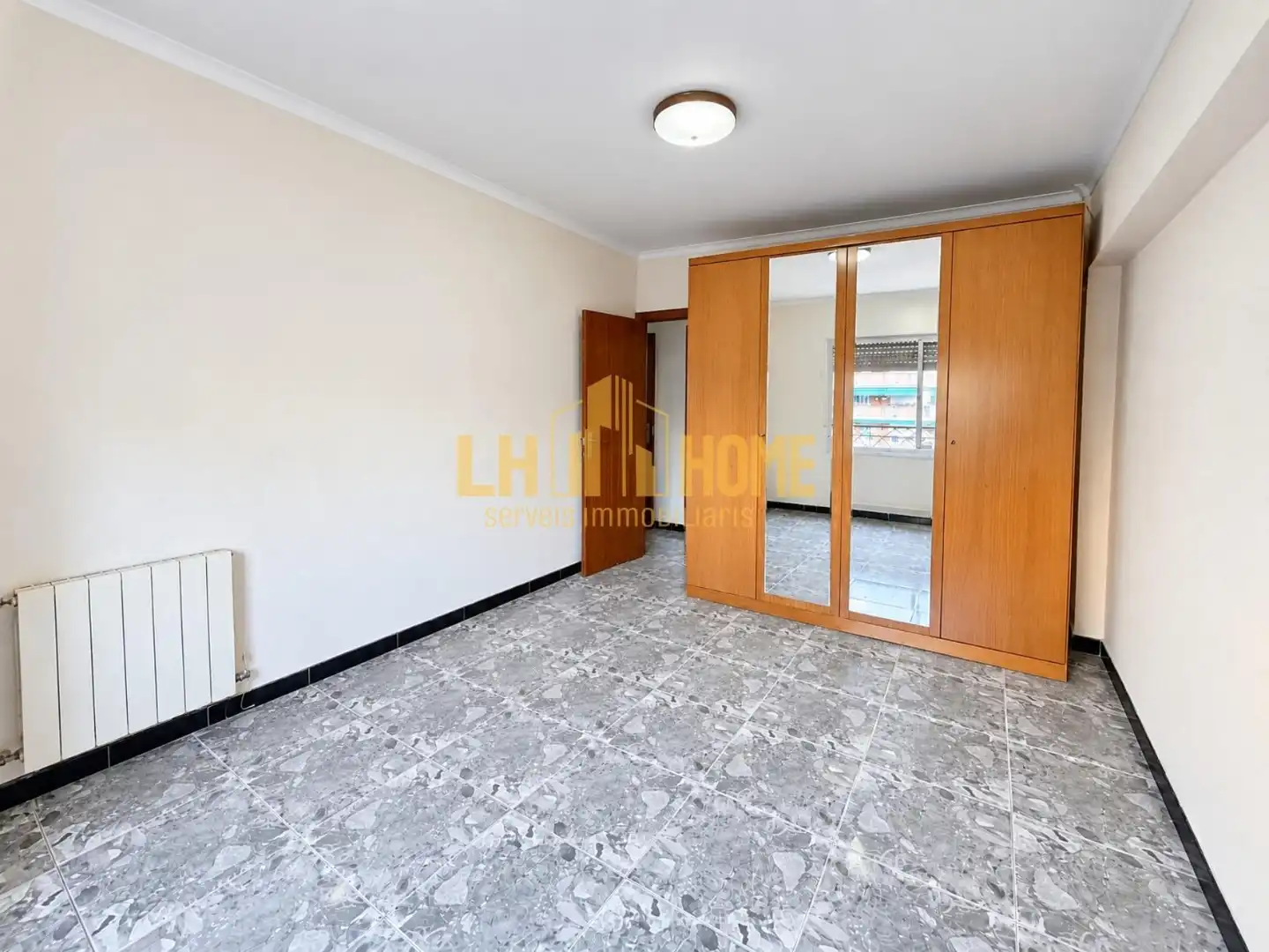 Dormitori de Pis en venda en L'Hospitalet de Llobregat amb Calefacció, Jardí privat i Moblat