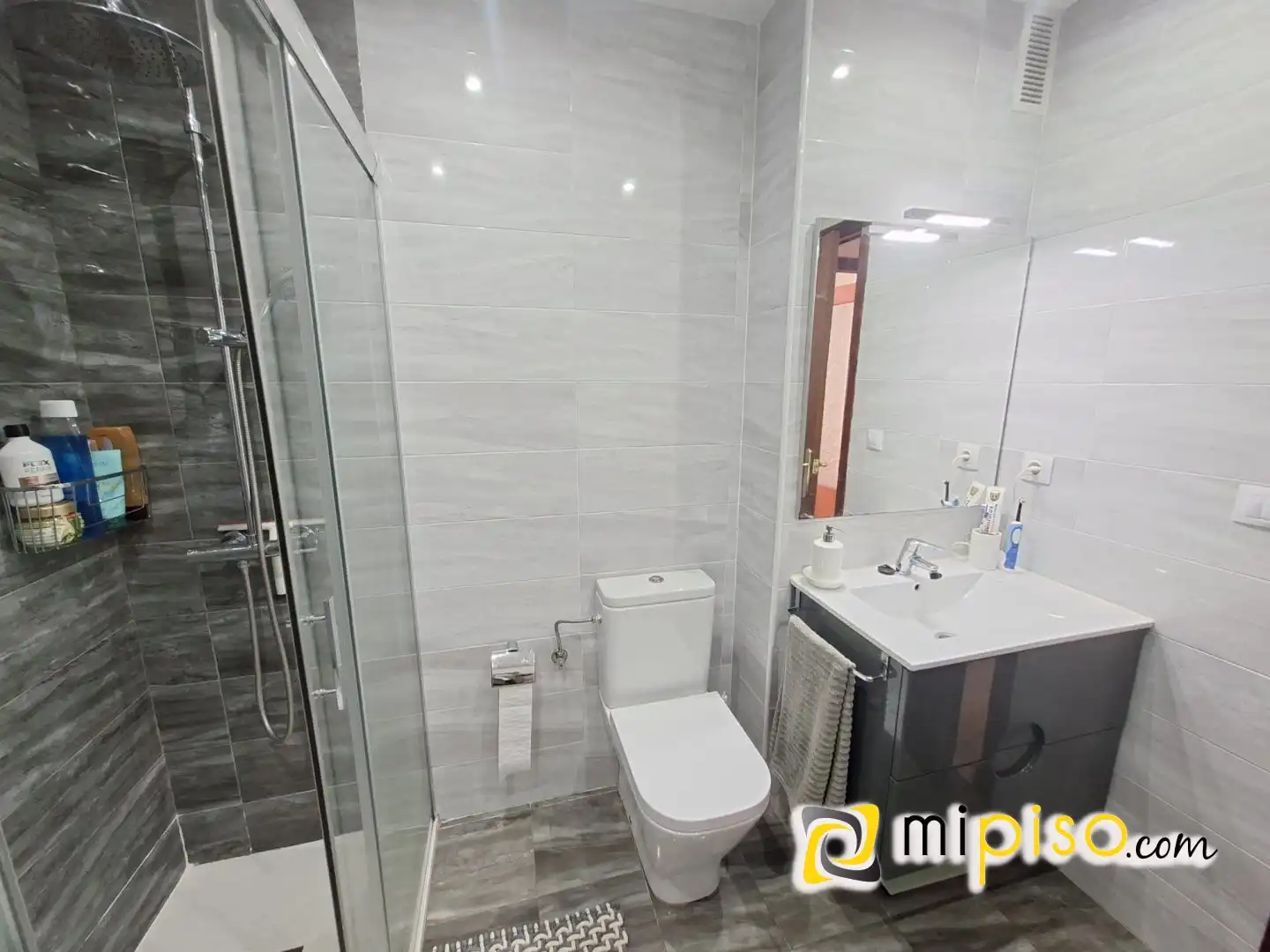 Bathroom of Flat for rent in Laredo  with Terrace and Furnished