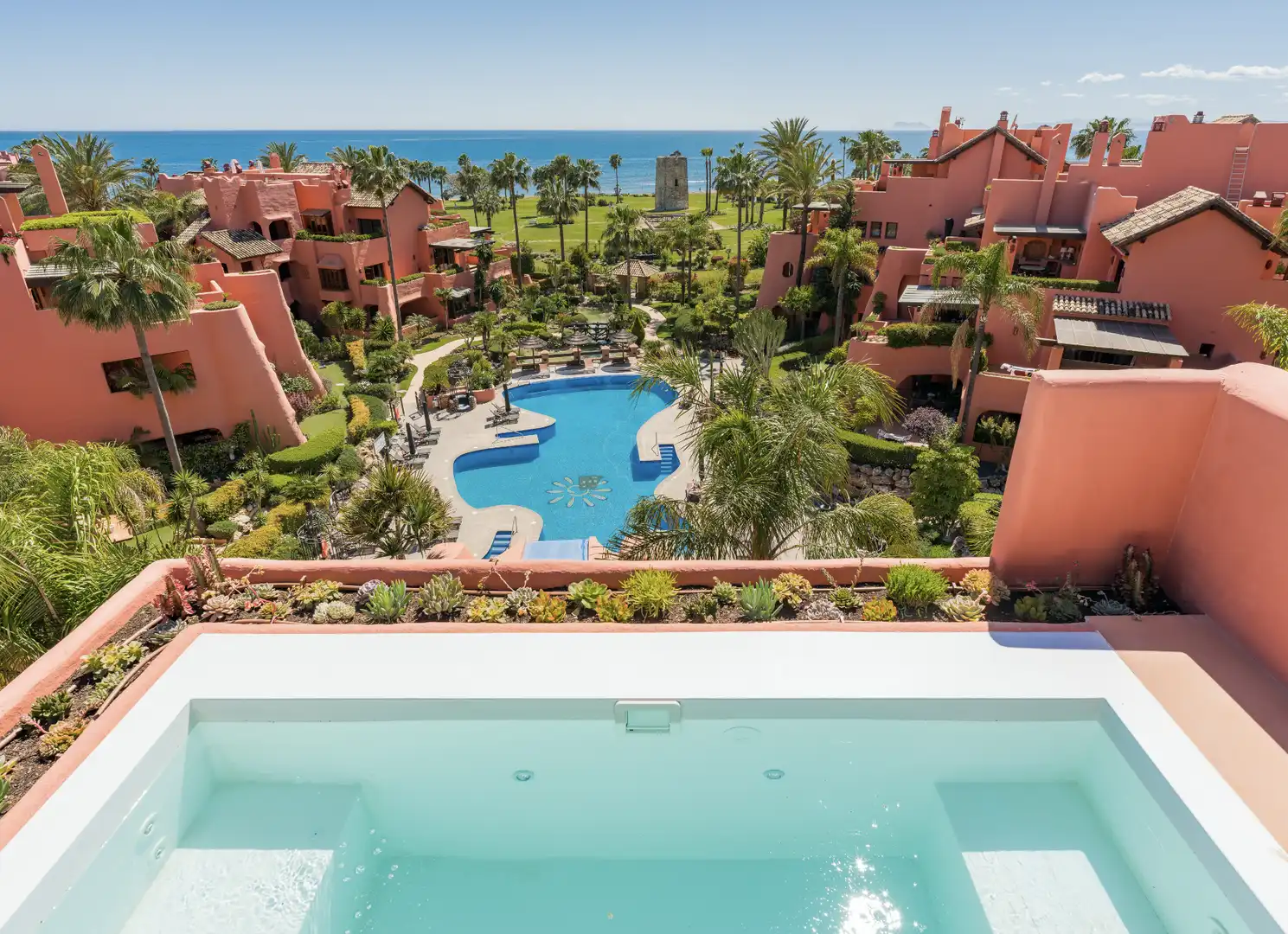 Vista exterior de Àtic en venda en Estepona amb Aire condicionat, Terrassa i Piscina