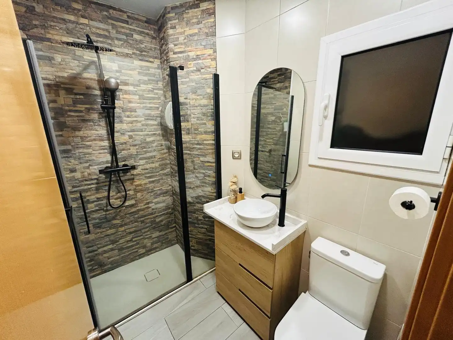 Baño de Planta baja en venta en L'Hospitalet de Llobregat con Aire acondicionado