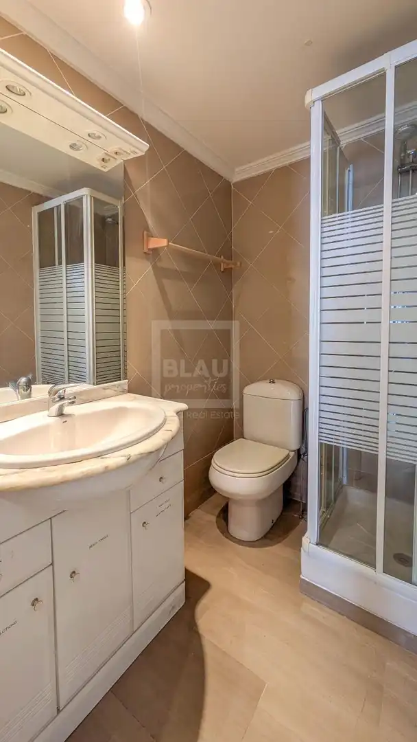 Badezimmer von Dachboden zum Verkauf in Sant Josep de sa Talaia mit Klimaanlage, Terrasse und Schwimmbad