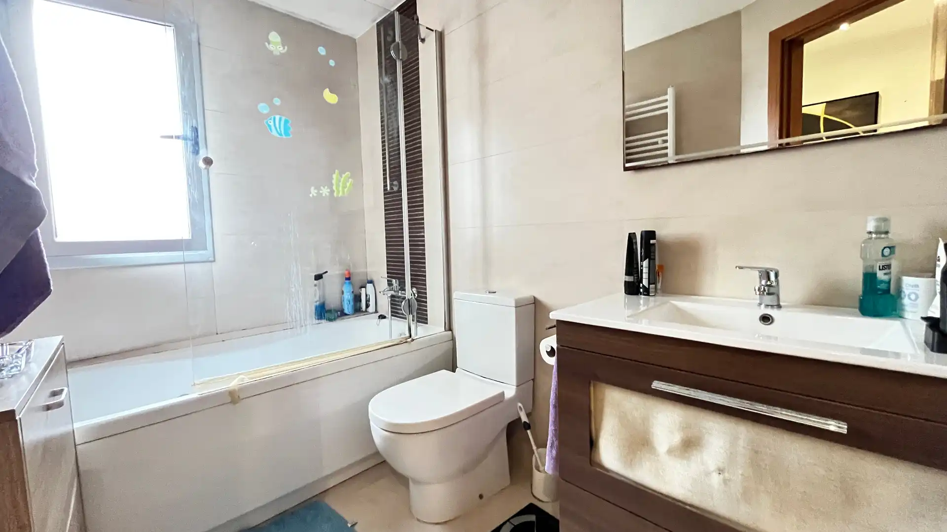 Badezimmer von Einfamilien-Reihenhaus zum Verkauf in Santa Coloma de Cervelló mit Klimaanlage, Heizung und Parkett