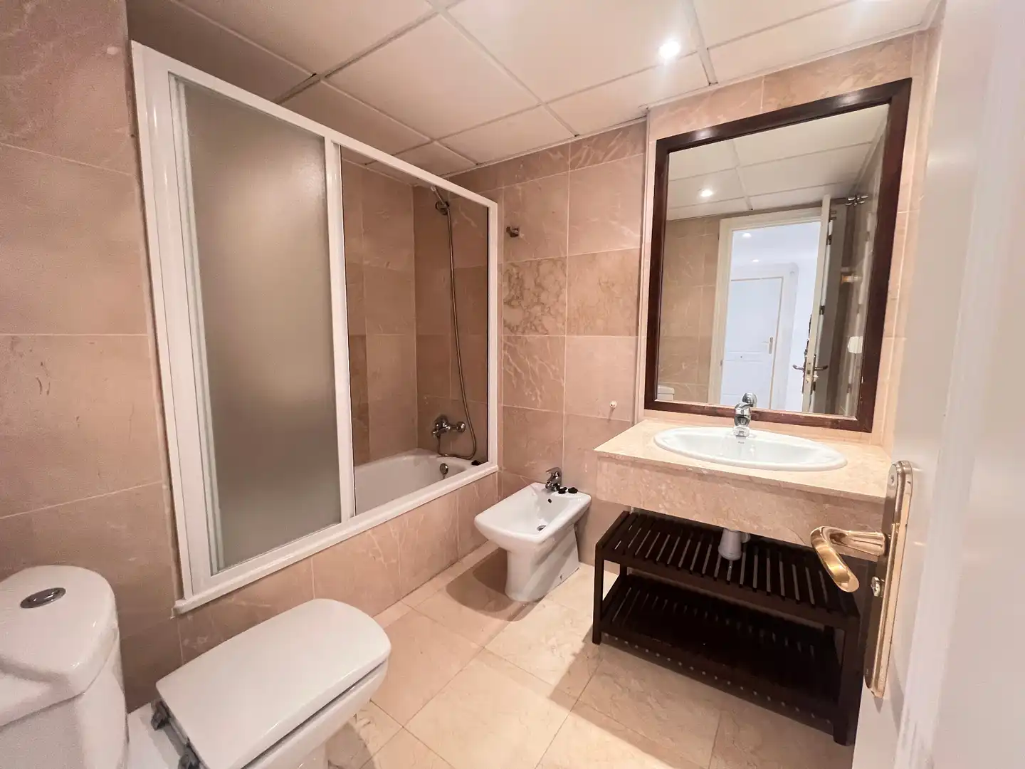 Badezimmer von Dachboden zur Miete in Marbella mit Klimaanlage, Terrasse und Abstellraum