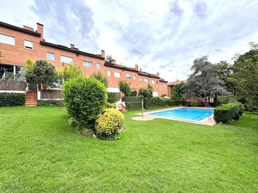 Maison mitoyenne avec piscine à vendre à L'Eixample
