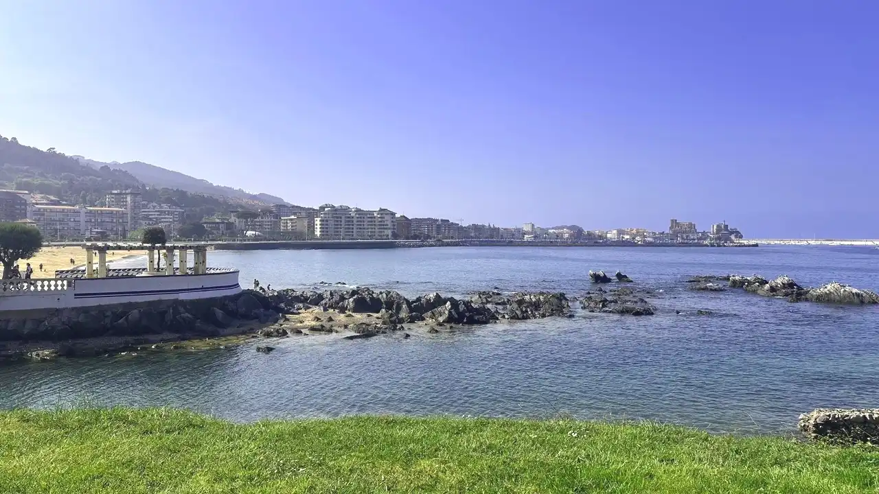 Vista exterior de Piso en venta en Castro-Urdiales con Calefacción, Trastero y Amueblado
