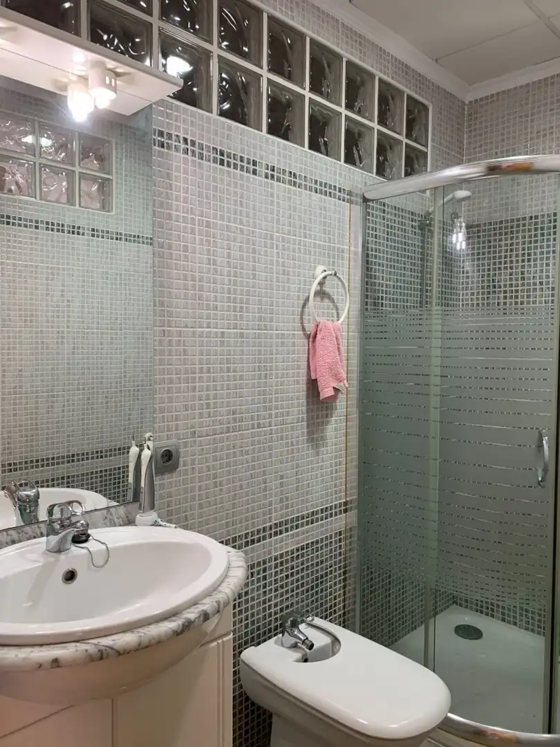 Badezimmer von Erdgeschoss zum Verkauf in Valencia mit Terrasse, Abstellraum und Möbliert