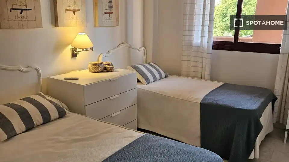 Dormitori de Apartament per a compartir en Motril amb Aire condicionat, Terrassa i Moblat