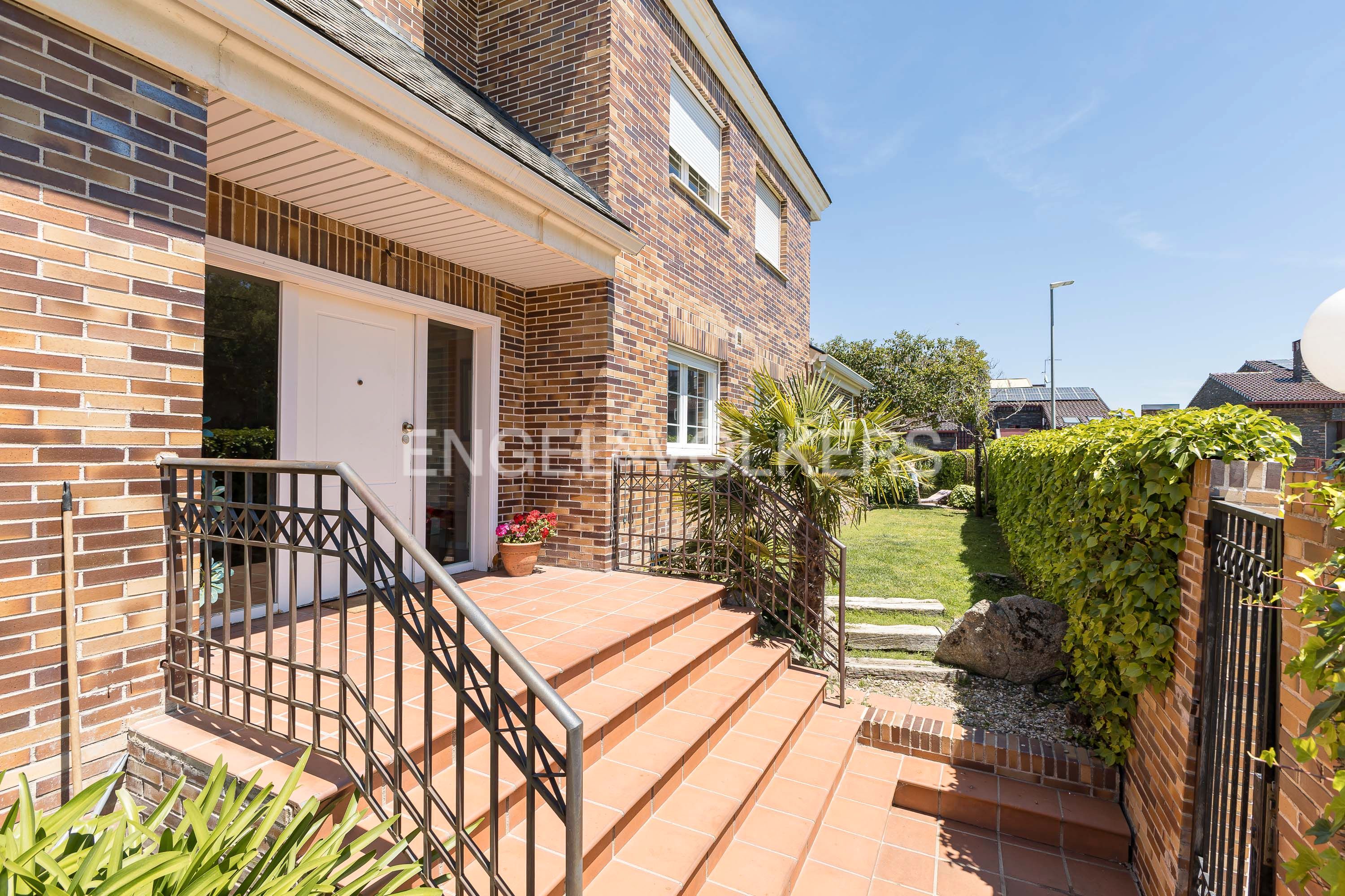 Vista exterior de Casa o xalet en venda en Las Rozas de Madrid amb Calefacció, Jardí privat i Terrassa