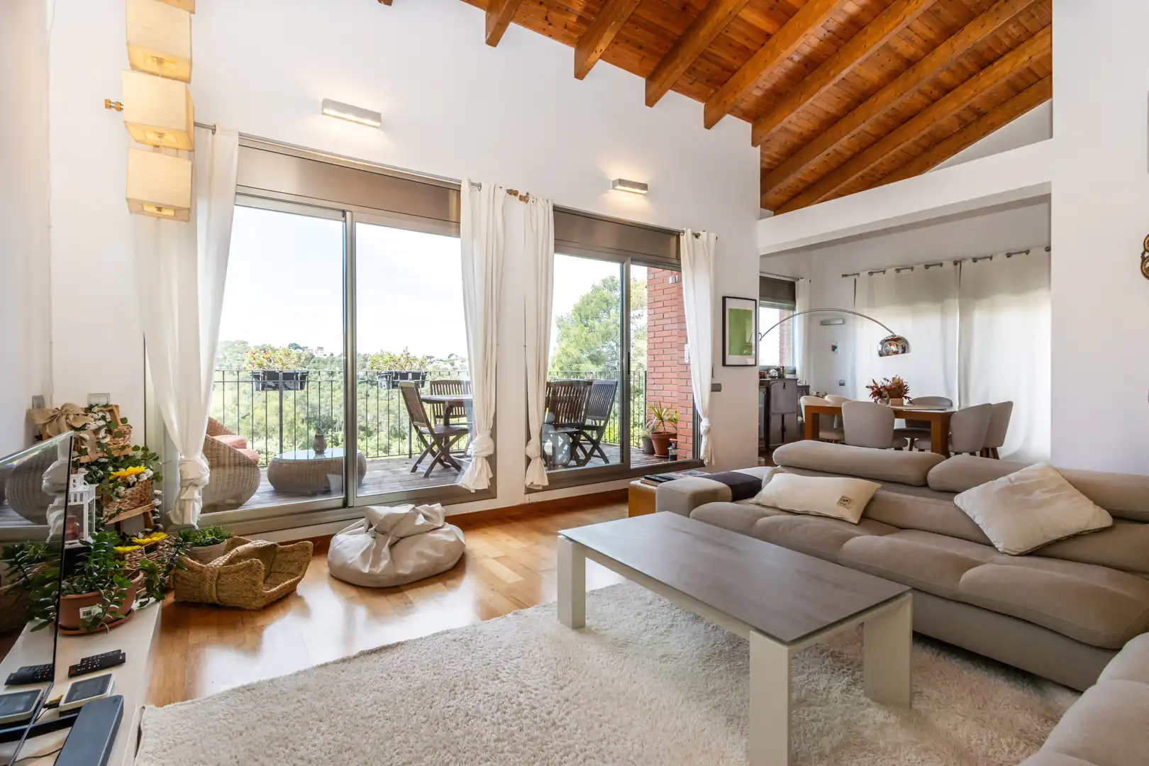 Sala d'estar de Casa adosada en venda en Sant Cugat del Vallès amb Aire condicionat, Calefacció i Terrassa