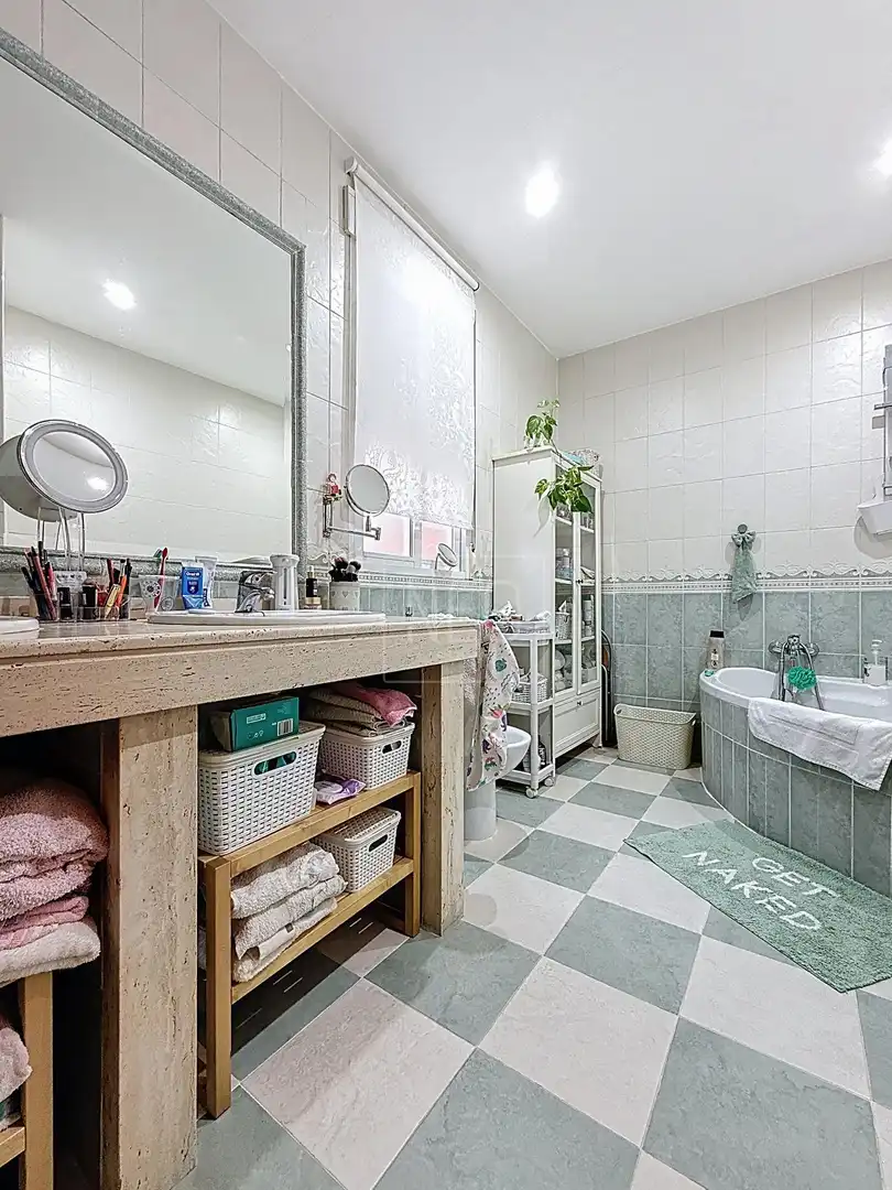 Baño de Casa adosada en venta en Vegas del Genil con Aire acondicionado, Calefacción y Trastero