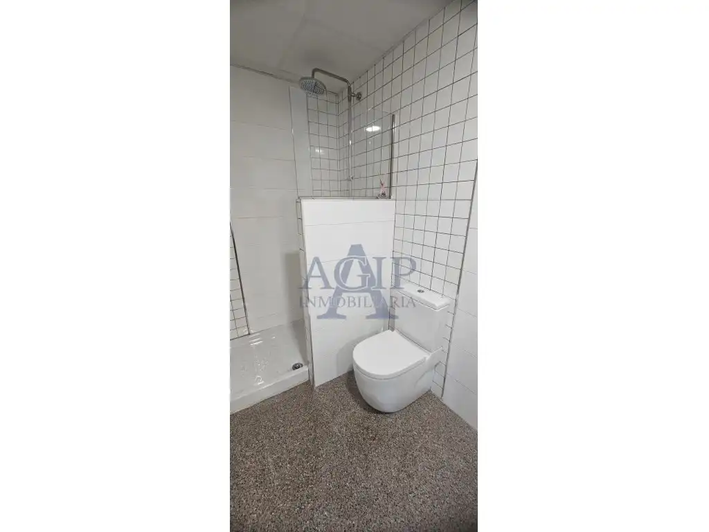 Badezimmer von Fabrikhallen zur Miete in Badalona