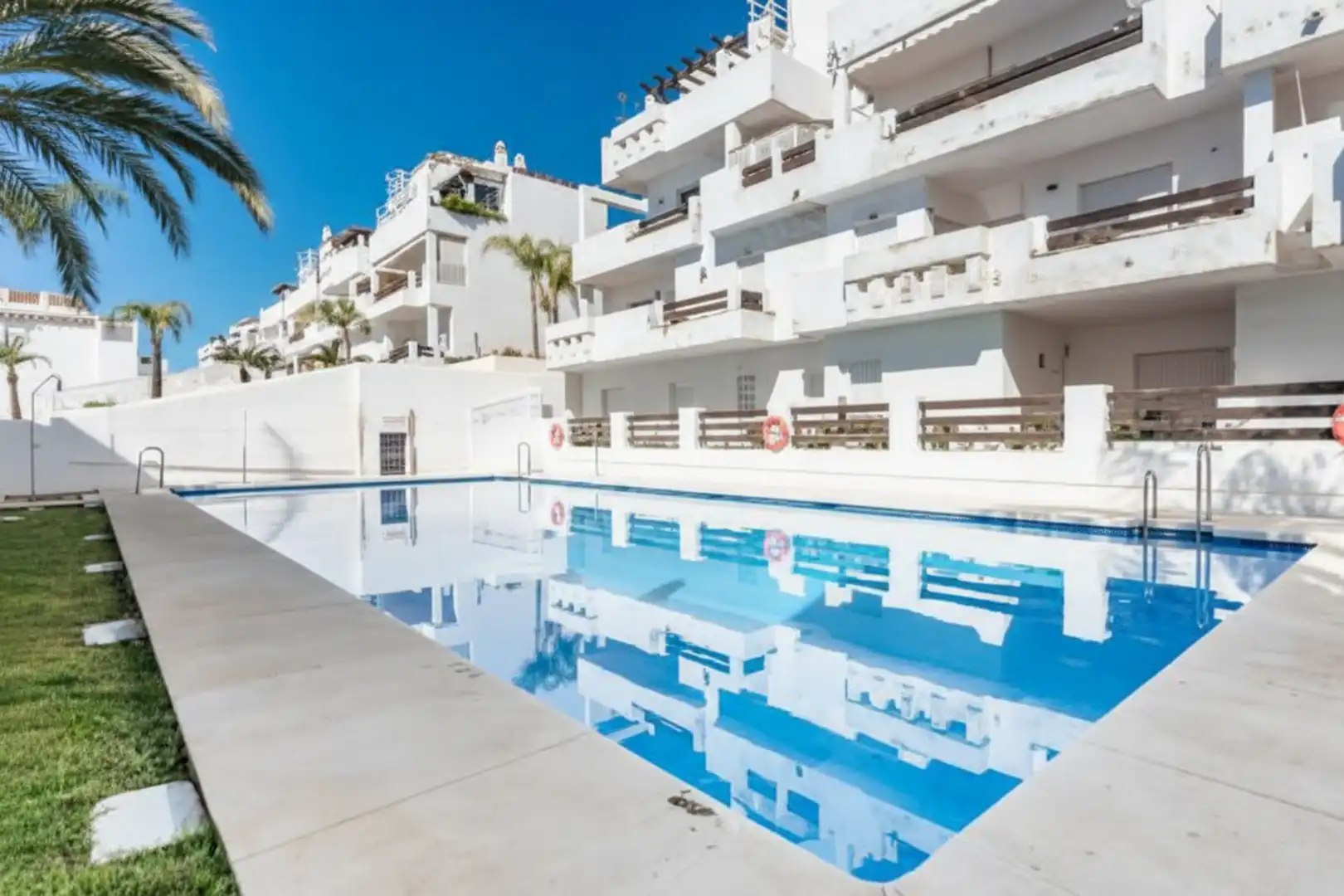 Swimming pool of Flat for sale in Estepona  with Air Conditioner, Heating and Terrace