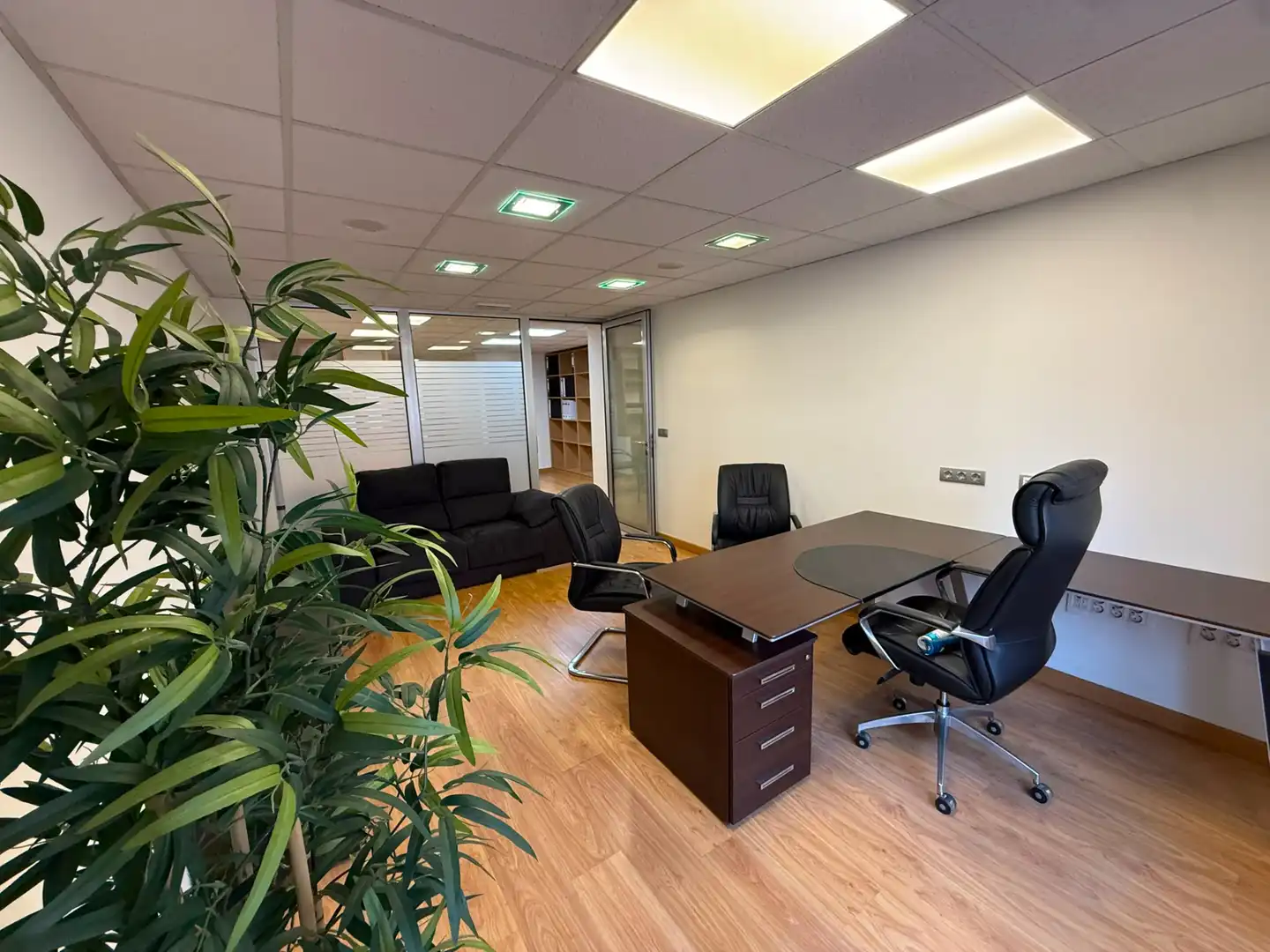 Oficina de alquiler en Oviedo  con Calefacción, Terraza y Amueblado