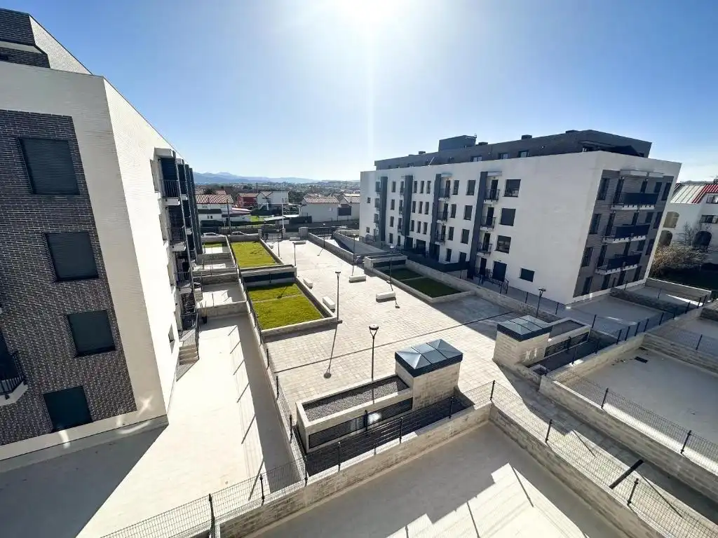 Vista exterior de Piso de alquiler en Santa Cruz de Bezana con Calefacción, Amueblado y Balcón
