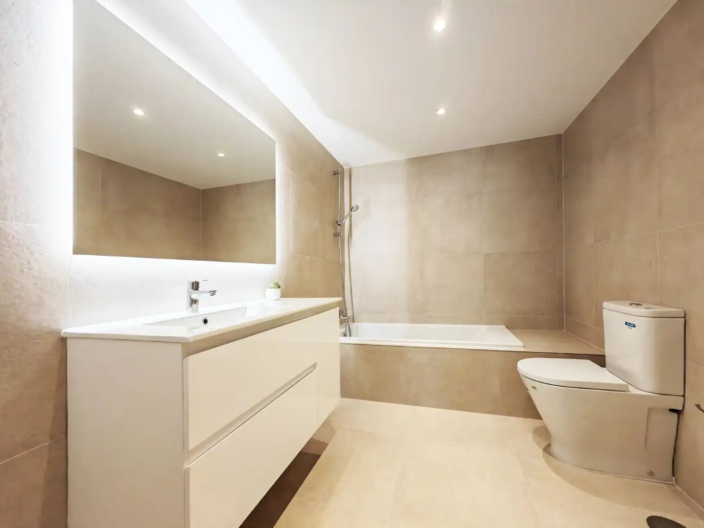 Bany de Apartament en venda en Marbella amb Moblat i Piscina comunitària