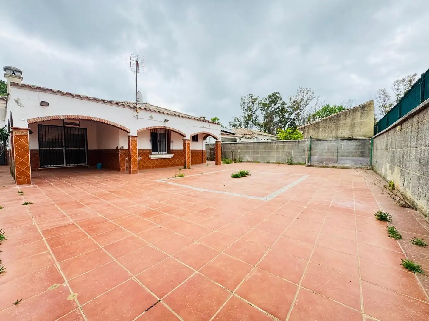 Vista exterior de Casa o xalet en venda en Los Barrios amb Jardí privat i Terrassa