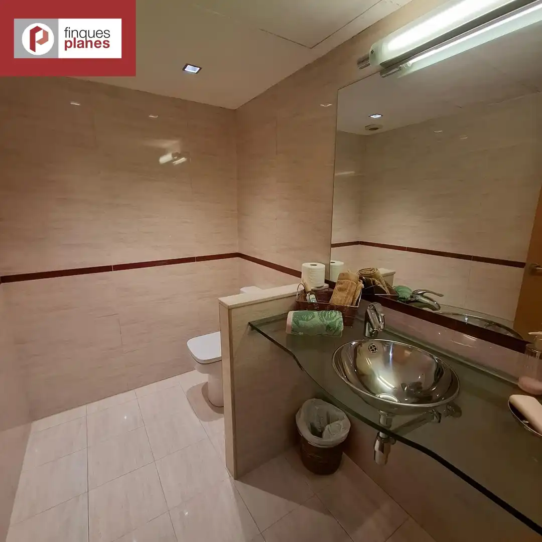 Baño de Oficina en venta en La Seu d'Urgell con Calefacción y Trastero