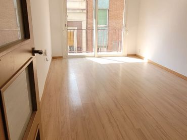 Pis amb balcó en venda a Carrer de Bassegoda