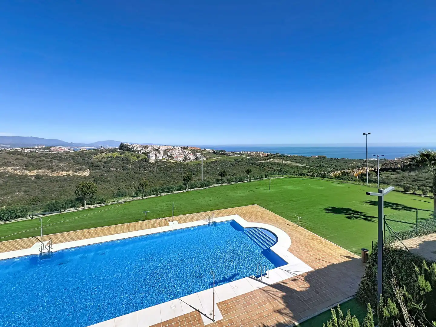 Schwimmbecken von Wohnungen zum Verkauf in Manilva mit Klimaanlage, Terrasse und Schwimmbad