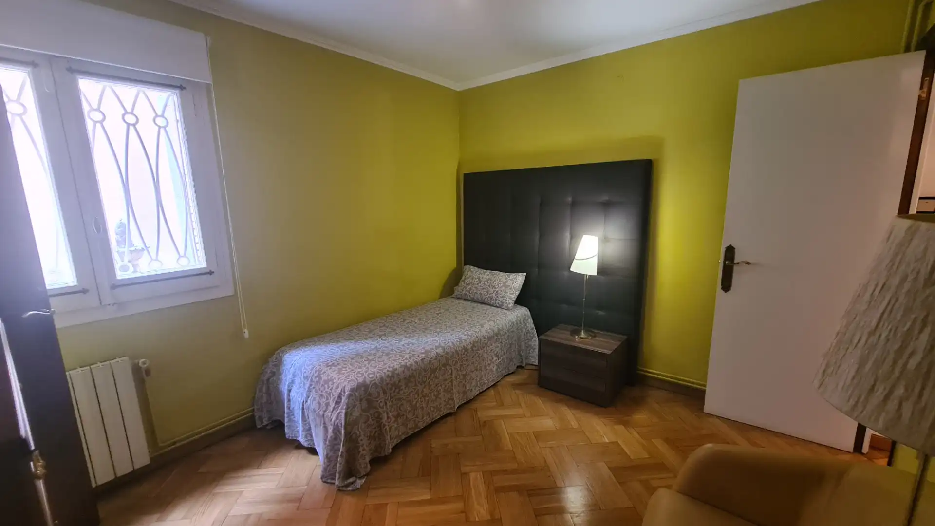 Schlafzimmer von Wohnung zum Verkauf in Barcelona mit Heizung, Privatgarten und Parkett